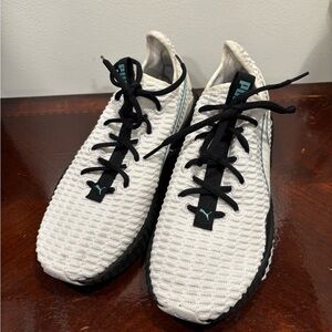 Puma white color gym shoes